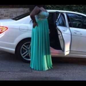 BALL GOWN / PROM DRESS